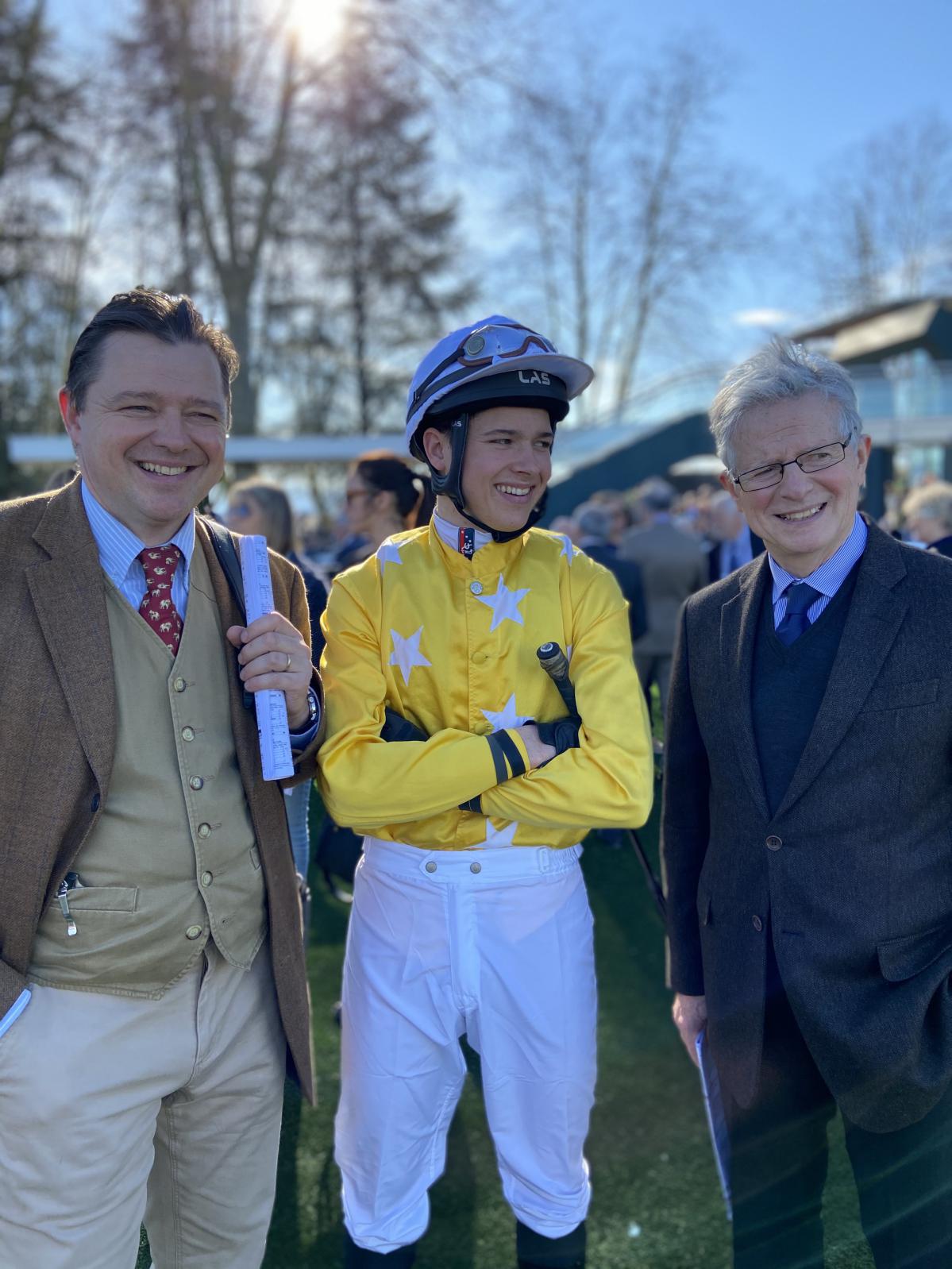 Charles Gourdain accompagné de son fils et de son père, lui-même gentlemen rider dans sa jeunesse, Pau, 2020